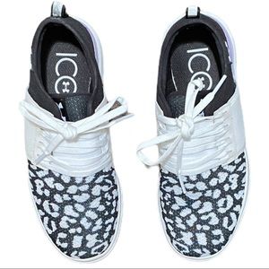 Under Armour ICON walking shoes excellent condition!